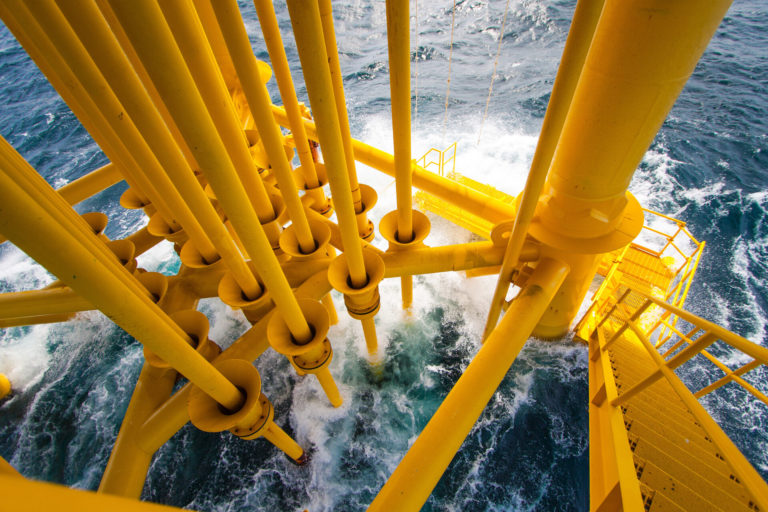 Offshore-Anlage mit gelben Rohren auf dem Meer